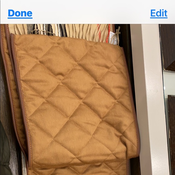 authentic Burberry scarf , in pristine condition. - Picture 2 of 3